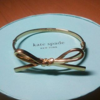 ケイトスペードニューヨーク(kate spade new york)の美品♪katespade リボンバングル(ブレスレット/バングル)