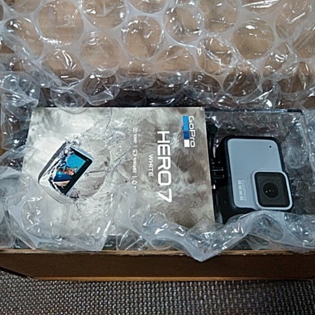 GoPro(ゴープロ)のgopro HERO7 新品未開封 スマホ/家電/カメラのカメラ(コンパクトデジタルカメラ)の商品写真