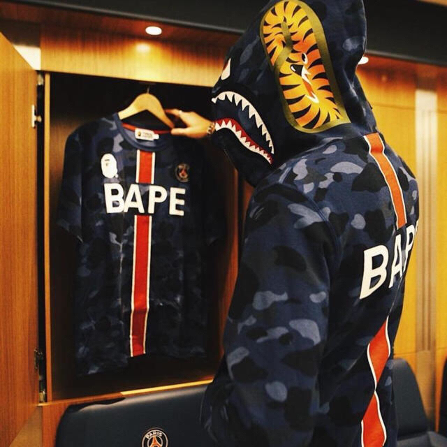 A BATHING APE(アベイシングエイプ)のBAPE X PSG SHARK FULL ZIP HOODIE Size:L メンズのトップス(パーカー)の商品写真