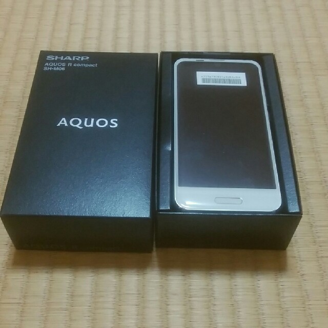 SHARP(シャープ)の新品 AQUOS R compact SH-M06 スマホ/家電/カメラのスマートフォン/携帯電話(スマートフォン本体)の商品写真
