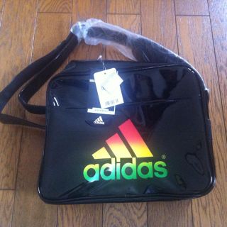 アディダス(adidas)のエナメルカバン＊値下げ中＊(ショルダーバッグ)