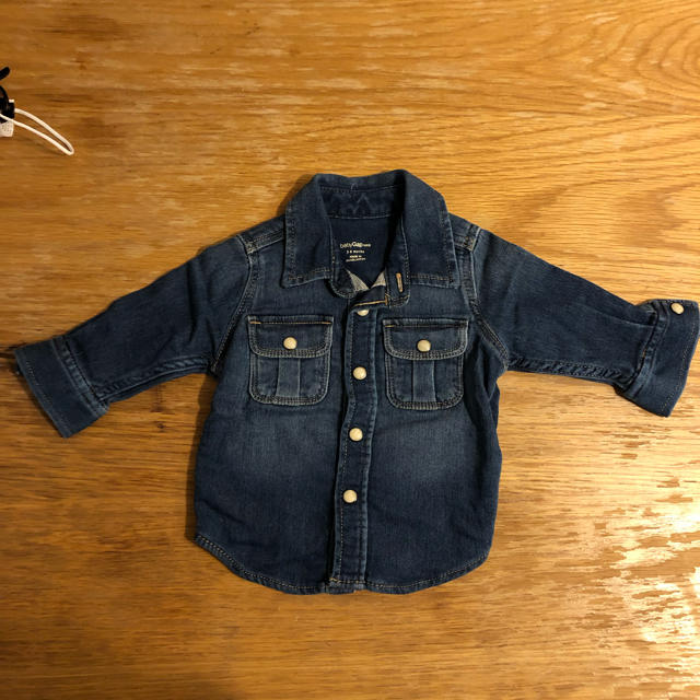 babyGAP(ベビーギャップ)のbaby GAP デニムシャツ 60 キッズ/ベビー/マタニティのベビー服(~85cm)(シャツ/カットソー)の商品写真