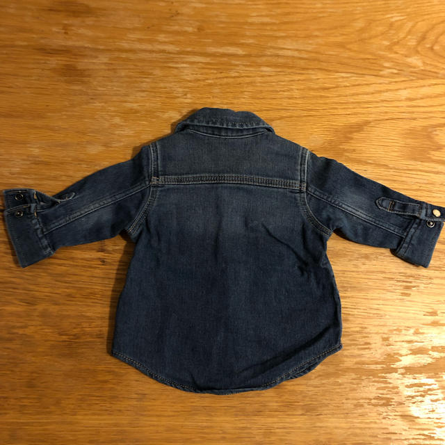 babyGAP(ベビーギャップ)のbaby GAP デニムシャツ 60 キッズ/ベビー/マタニティのベビー服(~85cm)(シャツ/カットソー)の商品写真