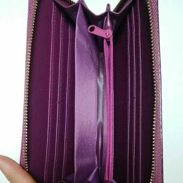 最安値 大容量 カメリア 柄型 押し シングル ファスナー 長財布 紫 ジッピー レディースのファッション小物(財布)の商品写真