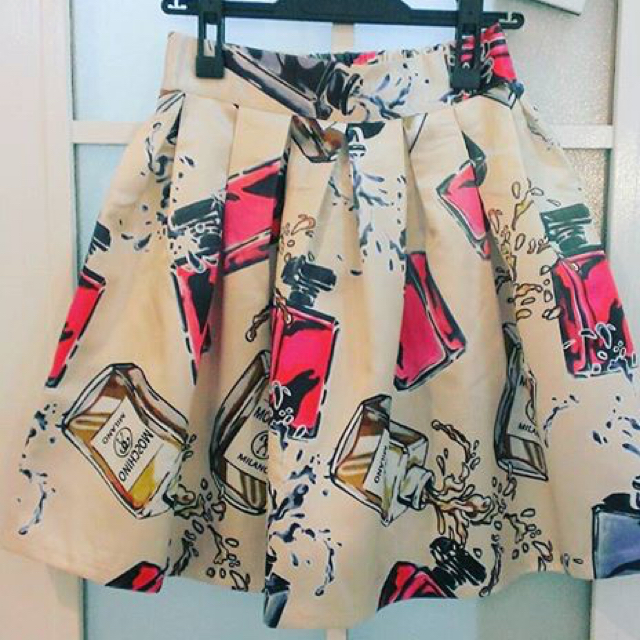 MOSCHINO - 韓国モスキーノ香水柄フレアースカートベージュの MOSCHINO - 韓国モスキーノ香水柄フレアースカートベージュの