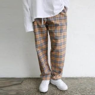 バーバリー(BURBERRY)のBURBERRY パンツ 撮影で使ったのみ 新品！(スラックス)