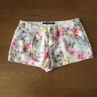 ザラ(ZARA)のお花柄のショートパンツ(ショートパンツ)