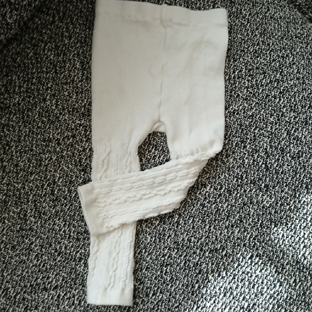 UNIQLO(ユニクロ)のユニクロ ニットレギンス 80 白 ホワイト ケーブル編 キッズ/ベビー/マタニティのベビー服(~85cm)(パンツ)の商品写真