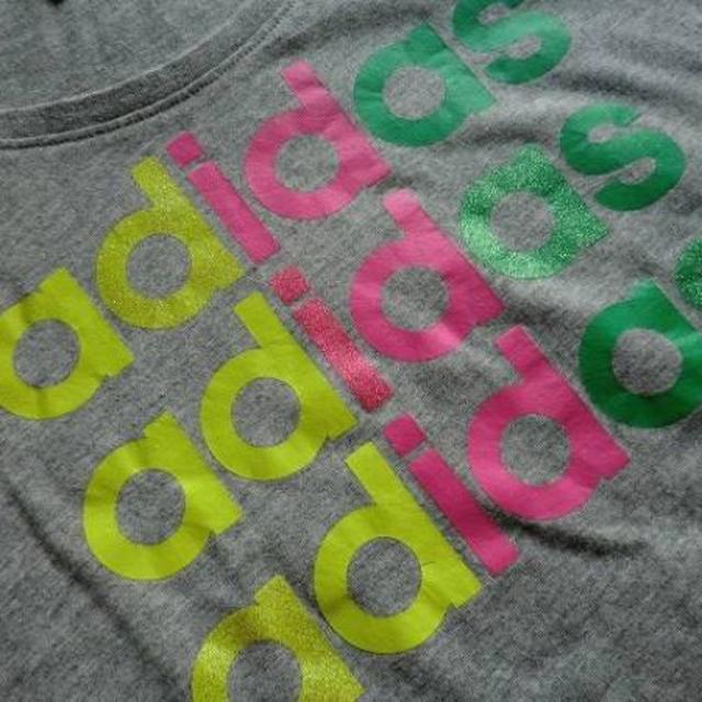 adidas(アディダス)のアディダス■ ラメロゴ入り・半袖ワンピース ロングTシャツ■綿■グレー■ L レディースのワンピース(ミニワンピース)の商品写真