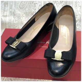 サルヴァトーレフェラガモ(Salvatore Ferragamo)のフェラガモ ヴァラ リボン パンプス♡6 1/2 C 黒(ハイヒール/パンプス)