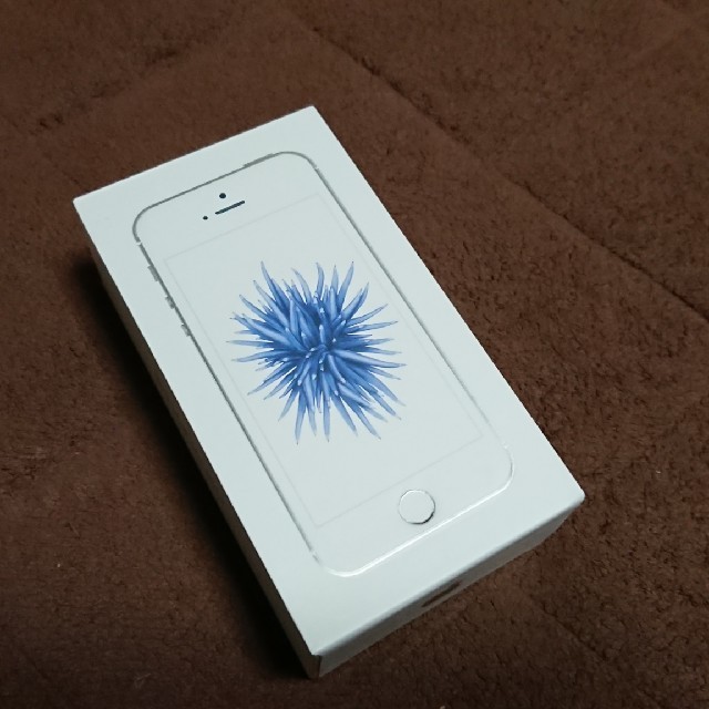 iPhone(アイフォーン)の【新品】Apple iPhone SE シルバー 64GB SIMフリー  スマホ/家電/カメラのスマートフォン/携帯電話(スマートフォン本体)の商品写真