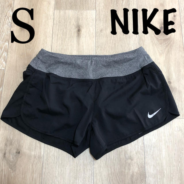 NIKE(ナイキ)のS NIKE 女性用 ランニング ショートパンツ 黒無地 ショーパン レディースのパンツ(ショートパンツ)の商品写真