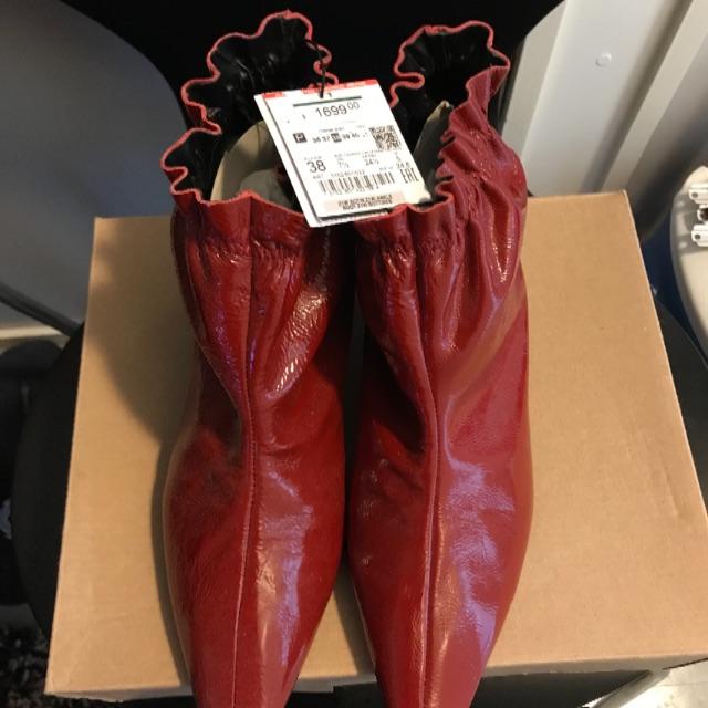 ZARA(ザラ)の☆ザラ 新品 本革エナメルレザー ショートブーツ 赤 38☆ レディースの靴/シューズ(ブーツ)の商品写真