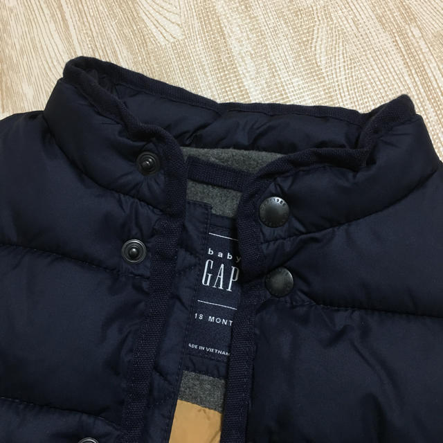 babyGAP(ベビーギャップ)の美品！！ GAPダウンベスト９０☆ キッズ/ベビー/マタニティのキッズ服男の子用(90cm~)(ジャケット/上着)の商品写真