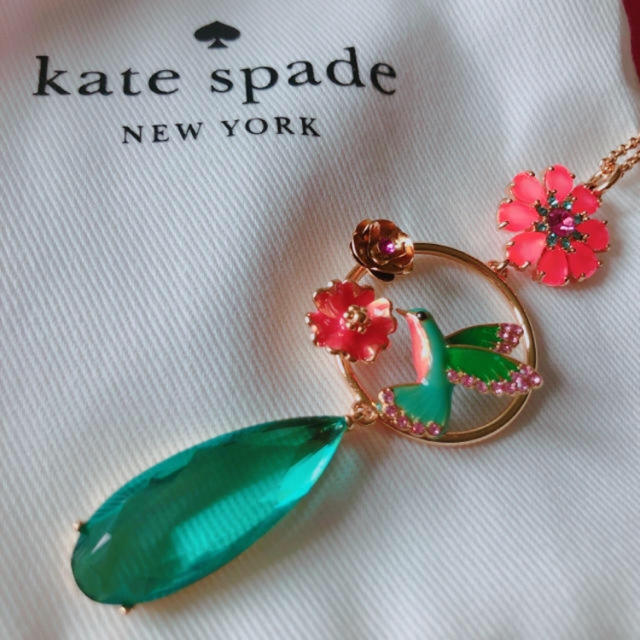 kate spade new york(ケイトスペードニューヨーク)のケイトスペード  ハミングバード 大粒ドロップビジュー  ネックレス 新品 レディースのアクセサリー(ネックレス)の商品写真