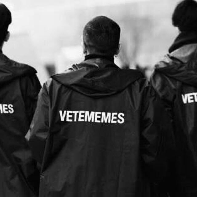 【VETEMEMES】VETEMENTS 公認！レインコート