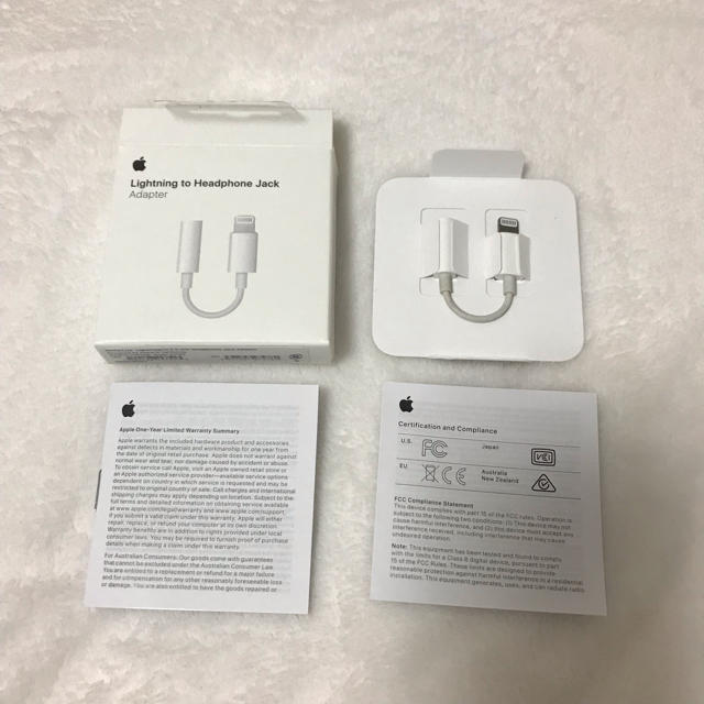 Apple(アップル)のヘッドフォンジャックアダプタ Apple スマホ/家電/カメラのスマホアクセサリー(ストラップ/イヤホンジャック)の商品写真