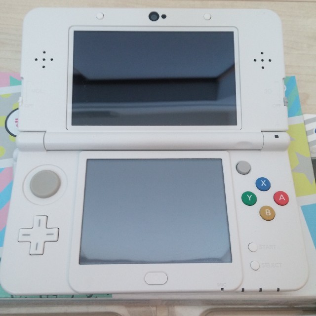ニンテンドー3DS(ニンテンドー3DS)のnew 3DS ホワイト ゲーム3本 おまけ付き エンタメ/ホビーのゲームソフト/ゲーム機本体(携帯用ゲーム機本体)の商品写真