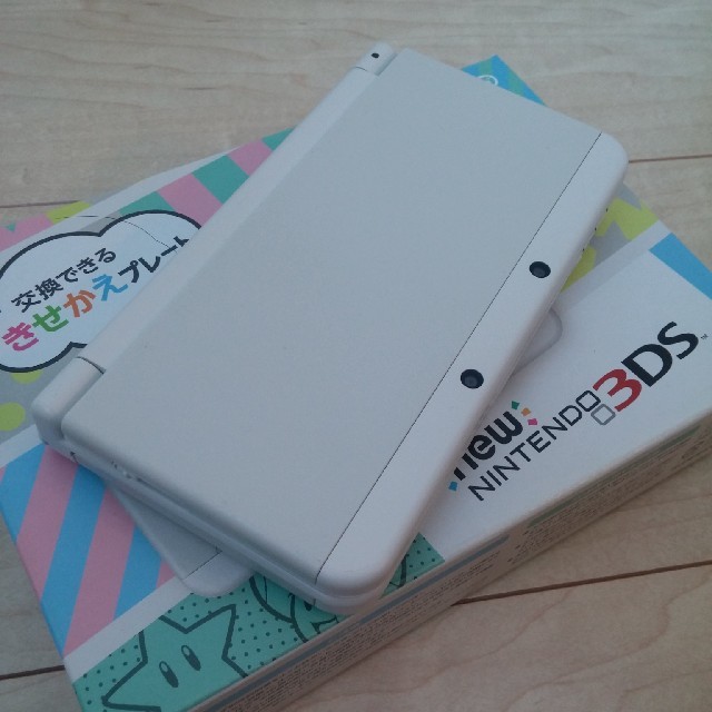 ニンテンドー3DS(ニンテンドー3DS)のnew 3DS ホワイト ゲーム3本 おまけ付き エンタメ/ホビーのゲームソフト/ゲーム機本体(携帯用ゲーム機本体)の商品写真