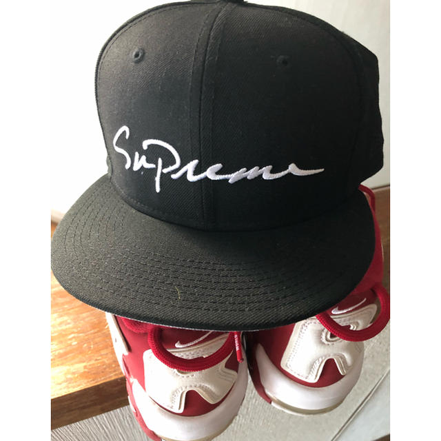Supreme(シュプリーム)の専用 supreme newera 7 3/8 新品 ステッカー無し メンズの帽子(キャップ)の商品写真