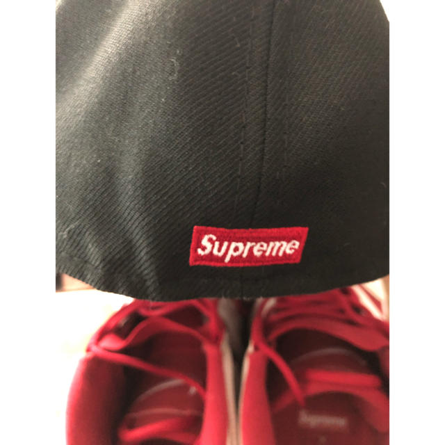 Supreme(シュプリーム)の専用 supreme newera 7 3/8 新品 ステッカー無し メンズの帽子(キャップ)の商品写真