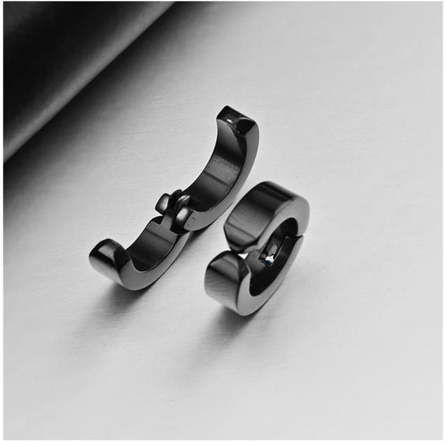 イヤーカフ 黒 2個セット メンズのアクセサリー(ピアス(片耳用))の商品写真
