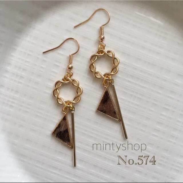 No.574 ゴールドデザインリング×レオパード ゆらゆらピアス/イヤリング ハンドメイドのアクセサリー(ピアス)の商品写真