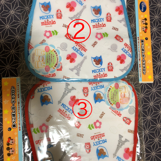 Disney(ディズニー)のはづき様専用♡ディズニーエプロン☆3枚 キッズ/ベビー/マタニティの授乳/お食事用品(お食事エプロン)の商品写真