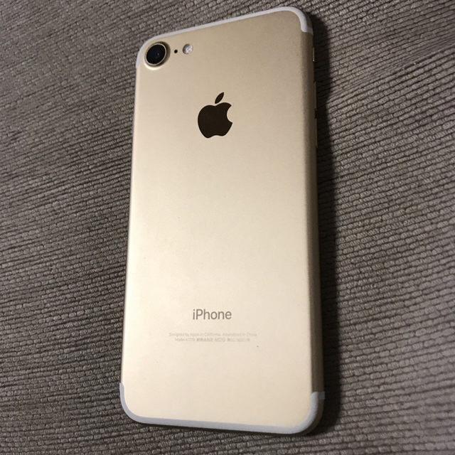 Apple(アップル)のiPhone 7 128GB  ゴールド Softbank スマホ/家電/カメラのスマートフォン/携帯電話(スマートフォン本体)の商品写真