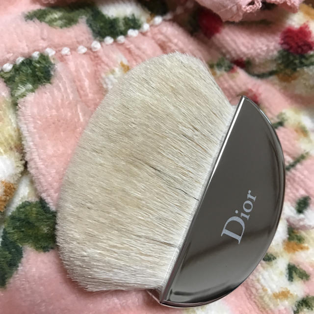 Dior(ディオール)のDior💖コスメ万能ブラシ新品・チーク・ファンデ&フェイスパウダー仕上げにも！ コスメ/美容のキット/セット(コフレ/メイクアップセット)の商品写真