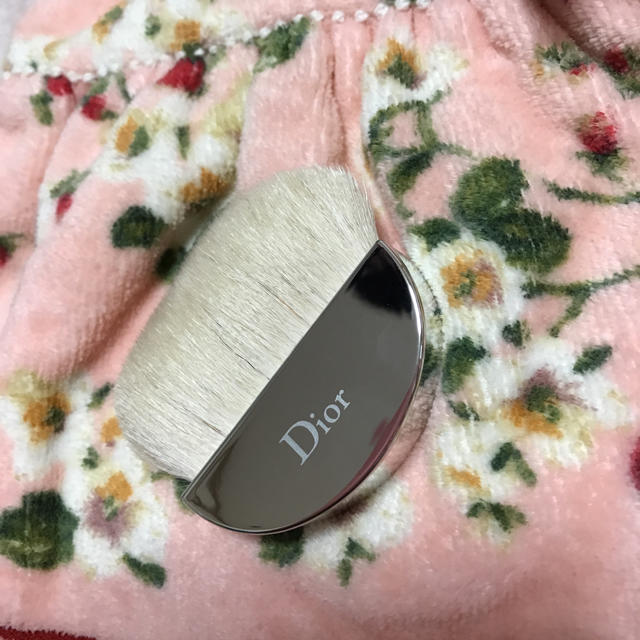 Dior(ディオール)のDior💖コスメ万能ブラシ新品・チーク・ファンデ&フェイスパウダー仕上げにも！ コスメ/美容のキット/セット(コフレ/メイクアップセット)の商品写真