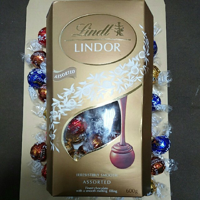 Lindt(リンツ)の最安値1箱！600gリンツリンドールチョコレート　アソート　詰め合わせ 食品/飲料/酒の食品(菓子/デザート)の商品写真