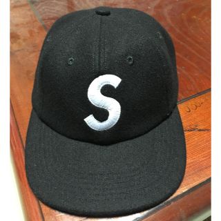 シュプリーム(Supreme)のシュプリーム  Sロゴ ウールCAP 黒(キャップ)