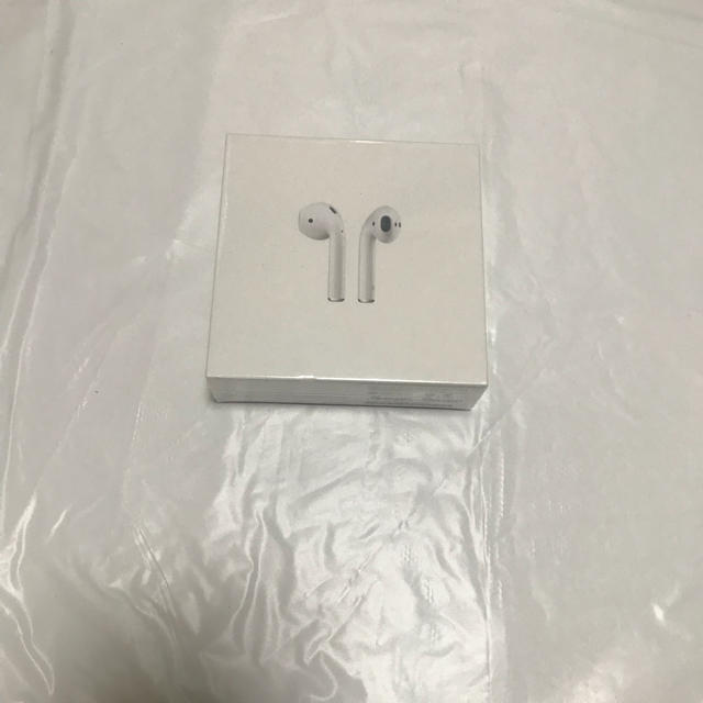 Apple(アップル)の【送料無料・値引不可】Apple AirPods MMEF2J/A 新品未開封 スマホ/家電/カメラのオーディオ機器(ヘッドフォン/イヤフォン)の商品写真