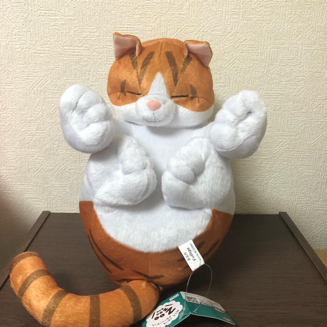 新品タグ付き へこむわ寝 BIGぬいぐるみ ねこ エンタメ/ホビーのおもちゃ/ぬいぐるみ(ぬいぐるみ)の商品写真