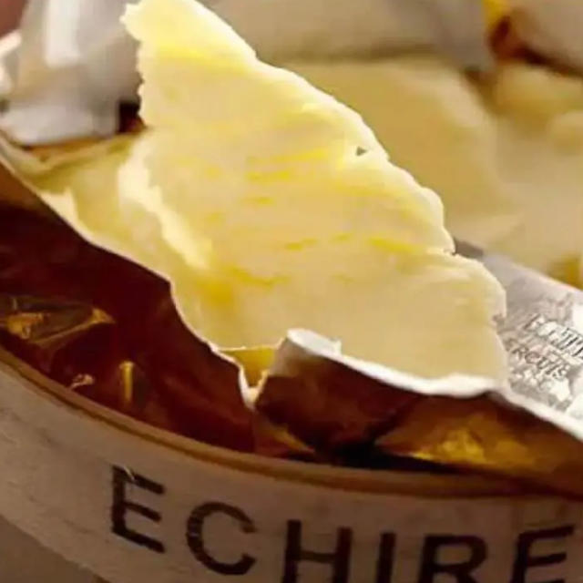 バターの名品 ☆フランスのエシレバター【ECHIRE】無塩と有塩の2個セット 食品/飲料/酒の加工食品(その他)の商品写真
