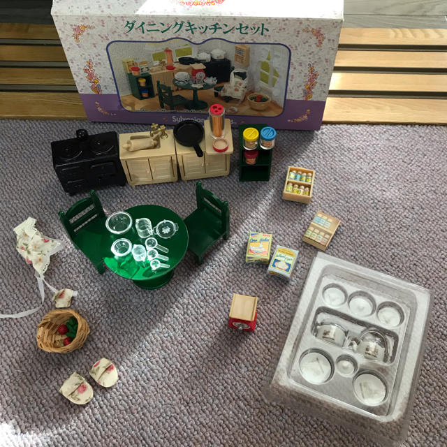 EPOCH(エポック)のシルバニアファミリー ダイニングキッチンセット 食器 調理器具 欠品なし 初期 エンタメ/ホビーのおもちゃ/ぬいぐるみ(その他)の商品写真