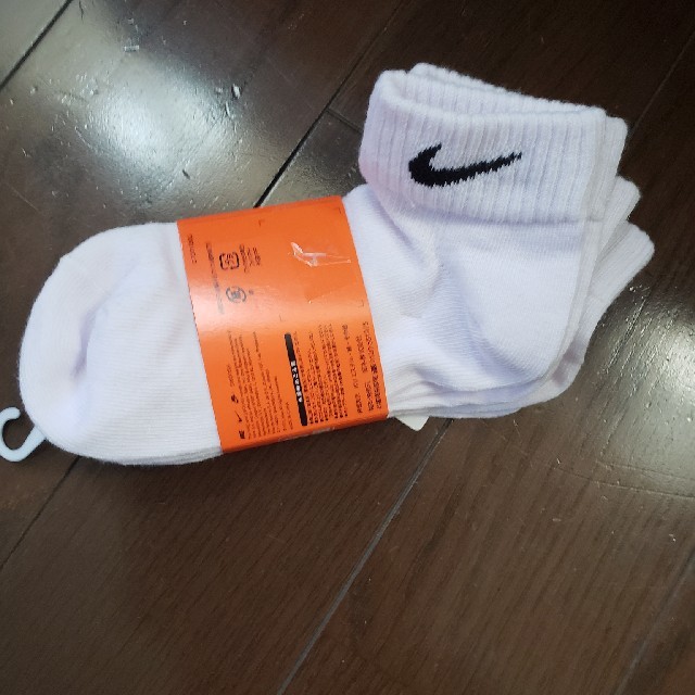 NIKE(ナイキ)の未使用　21～23センチ　NIKE靴下 キッズ/ベビー/マタニティのこども用ファッション小物(靴下/タイツ)の商品写真