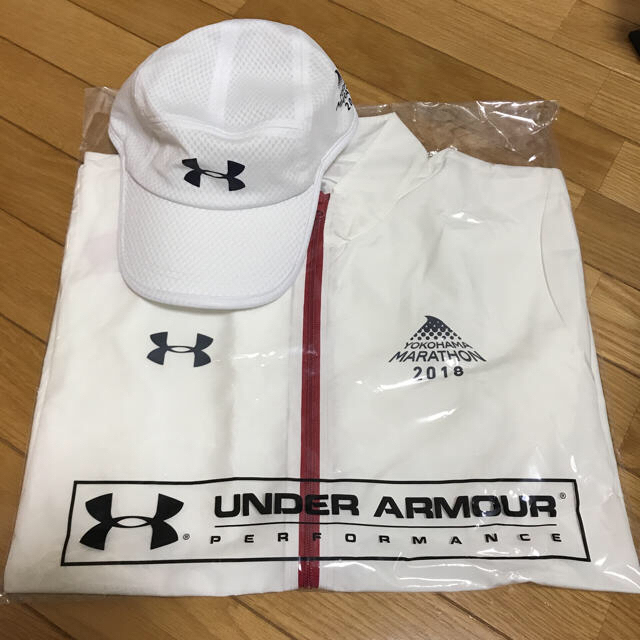 UNDER ARMOUR(アンダーアーマー)の横浜マラソン2018 ボランティアウェア・キャップ スポーツ/アウトドアのサッカー/フットサル(記念品/関連グッズ)の商品写真