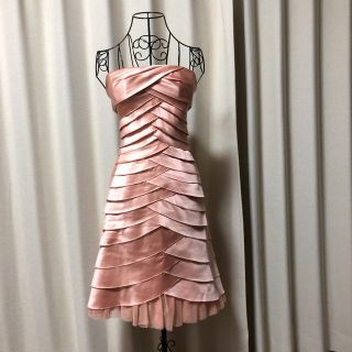 ビーシービージーマックスアズリア(BCBGMAXAZRIA)のBCBGサーモンピンクワンピース(ひざ丈ワンピース)