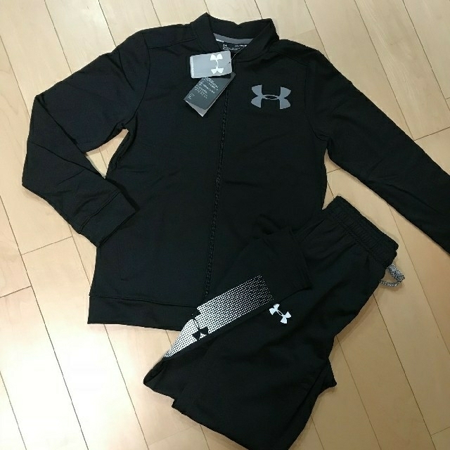 UNDER ARMOUR(アンダーアーマー)の値下げ中！新品！アンダーアーマー　ジャージ　YXL 160 上下セット！ブラック キッズ/ベビー/マタニティのキッズ服男の子用(90cm~)(その他)の商品写真