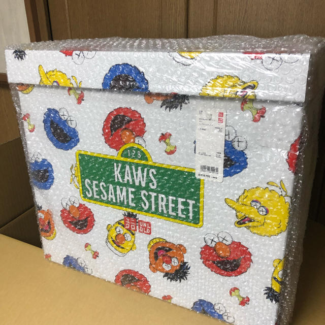 ユニクロ Kaws セサミストリート コラボ ぬいぐるみ