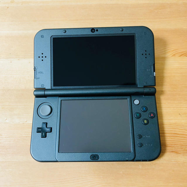 ニンテンドー3DS(ニンテンドー3DS)のNew3DSLL 本体（メタリックブラック） エンタメ/ホビーのゲームソフト/ゲーム機本体(携帯用ゲーム機本体)の商品写真