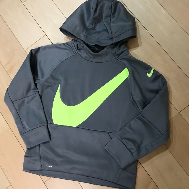 NIKE(ナイキ)の初売りセール！新品！ナイキ　130 パーカー　トレーナー　スウェット キッズ/ベビー/マタニティのキッズ服男の子用(90cm~)(ジャケット/上着)の商品写真