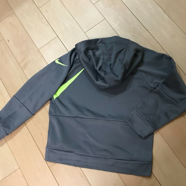 NIKE(ナイキ)の初売りセール！新品！ナイキ　130 パーカー　トレーナー　スウェット キッズ/ベビー/マタニティのキッズ服男の子用(90cm~)(ジャケット/上着)の商品写真