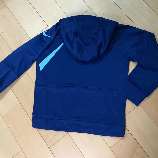 NIKE(ナイキ)のお値下げ中！新品！ナイキ　パーカー　130☆キッズ　トレーナー キッズ/ベビー/マタニティのキッズ服男の子用(90cm~)(ジャケット/上着)の商品写真