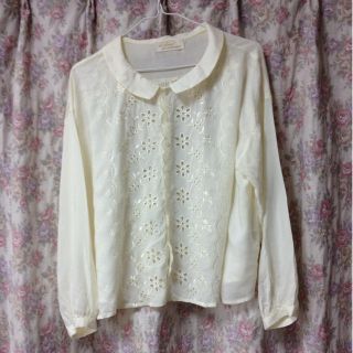 ダブルクローゼット(w closet)のwcloset花刺繍ホワイトブラウス(シャツ/ブラウス(長袖/七分))