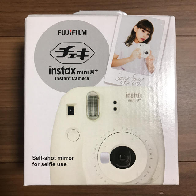 富士フイルム(フジフイルム)の新品 FUJiFLM instax mini 8 + チェキ バニラ 白 スマホ/家電/カメラのカメラ(フィルムカメラ)の商品写真