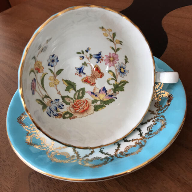 Aynsley China(エインズレイ)の金彩模様と手描きの蝶、花が綺麗なエインズレイ  カップ&ソーサー インテリア/住まい/日用品のキッチン/食器(グラス/カップ)の商品写真