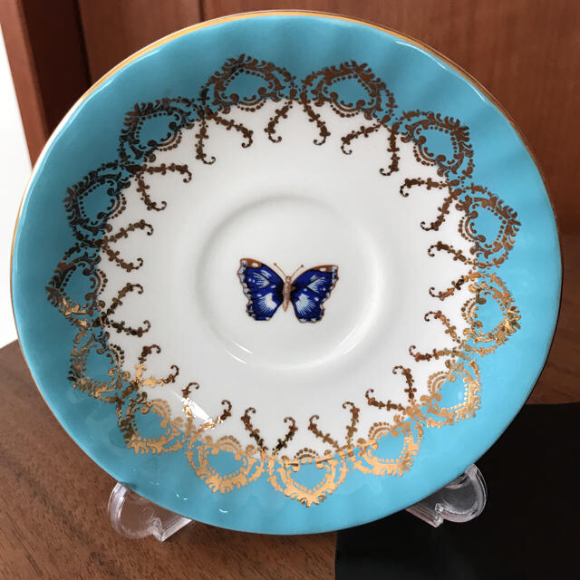 Aynsley China(エインズレイ)の金彩模様と手描きの蝶、花が綺麗なエインズレイ  カップ&ソーサー インテリア/住まい/日用品のキッチン/食器(グラス/カップ)の商品写真